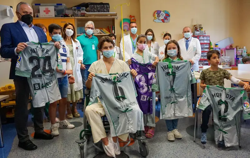 <p> Entrega de camisetas convertidas en batas en el Macarena por el presidente de la Fundaci&oacute;n Real Betis Balompi&eacute;, Rafael Gordillo. - FUNDACION REAL BETIS BALOMPI&Eacute; </p>