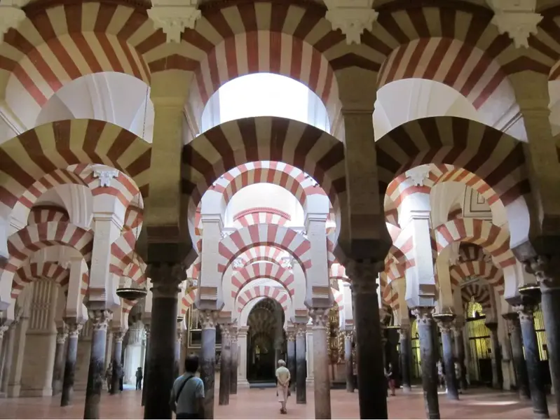<p> Interior de la Mezquita-Catedral de C&oacute;rdoba. Fuente: Europa Press </p>