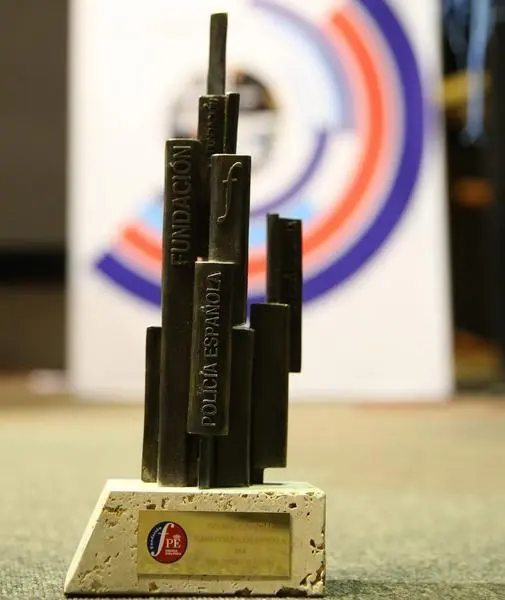 <p> Estatuilla premios. </p>