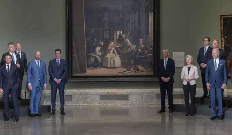 <p> Foto de familia de los jefes de Estado y jefes de Gobierno que participan en la cumbre de la OTAN, antes de la cena informal transatl&aacute;ntica a nivel de Jefes de Estado y de Gobierno en el Museo del Prado - A. Ortega. Pool - Europa Press </p>
