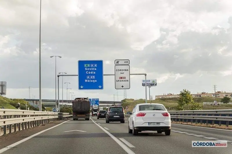 <p> Coches en la carretera a la salida de Córdoba capital / Pilar Gázquez. </p>