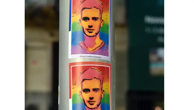 <p> Archivo - Pegatinas con el rostro de Samuel Luiz, durante una concentraci&oacute;n contra las agresiones LGTBf&oacute;bicas. - David Oller - Europa Press - Archivo </p>