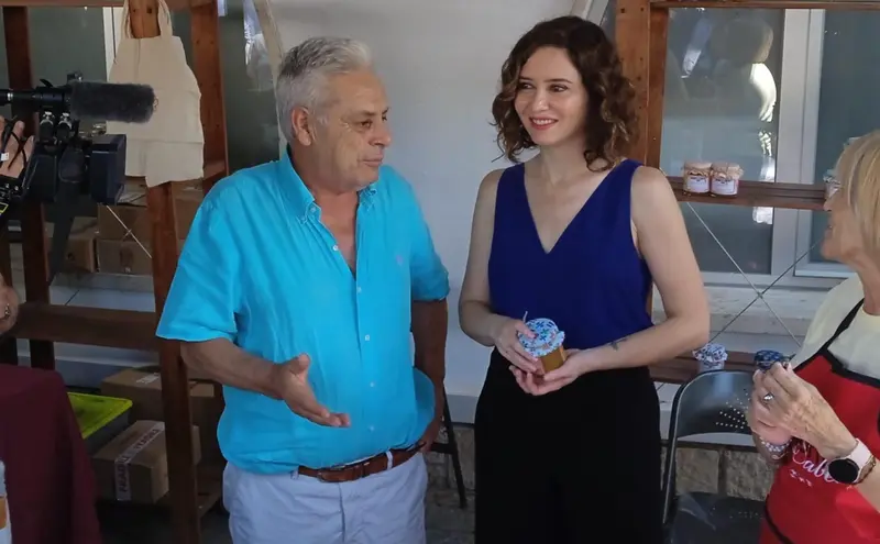 <p> Ayuso garantiza becas a las familias m&aacute;s necesitadas pero tambi&eacute;n a las de renta media porque "nunca reciben nada" . - EUROPA PRESS </p>