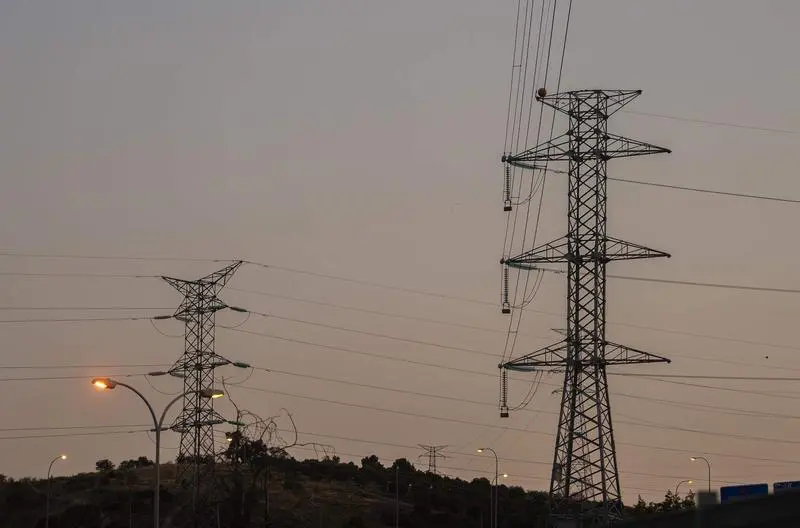 <p> Torres de tensi&oacute;n el d&iacute;a en el que el precio de la luz alcanza un m&aacute;ximo hist&oacute;rico </p>