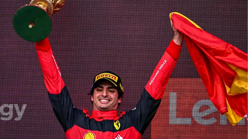 <p> Carlos Sainz en el podio de Silvestone </p>