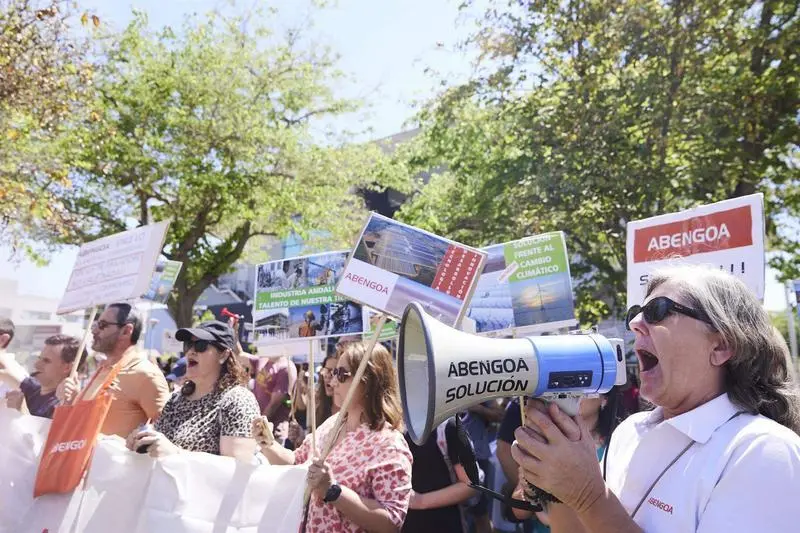 <p> Una se&ntilde;ora con un meg&aacute;fono durante la concentraci&oacute;n de los trabajadores de Abengoa en la consejer&iacute;a de Econom&iacute;a, a 30 de junio de 2022 en Sevilla (Andaluc&iacute;a, Espa&ntilde;a) - Joaquin Corchero - Europa Press </p>