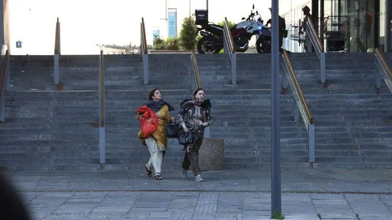 <p> Personas huyendo del centro comercial durante la evacuaci&oacute;n por el tiroteo </p>
