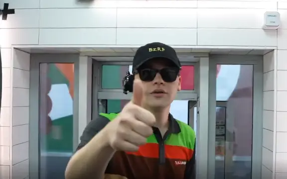 <p> Bizarrap disfrazado de trabajador del Burger King </p>