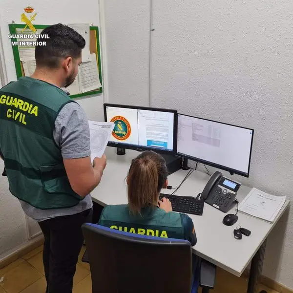 <p> Dos investigadores de la Guardia Civil </p>