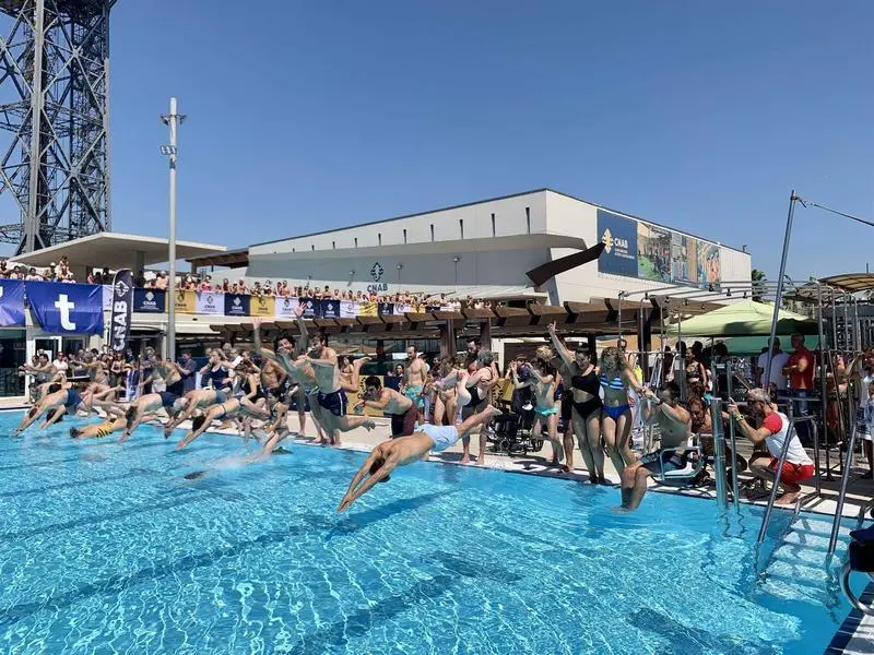 <p> Acto solidario 'Mulla't per l'esclerosi m&uacute;ltiple' en el Club Nataci&oacute; Atl&egrave;tic Barceloneta (CNAB) de Barcelona con los consellers Laura Vilagr&agrave;, Josep Maria Argimon y Jaume Gir&oacute; </p>