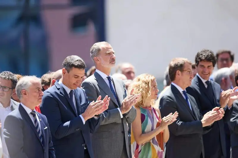 <p> Aplauso de Pedro S&aacute;nchez y el Rey Felipe VI en Ermua </p>