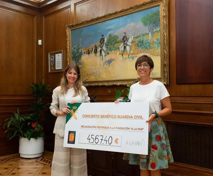 <p> Mar&iacute;a G&aacute;mez entrega el cheque solidario a la Fundaci&oacute;n "A la Par". </p>