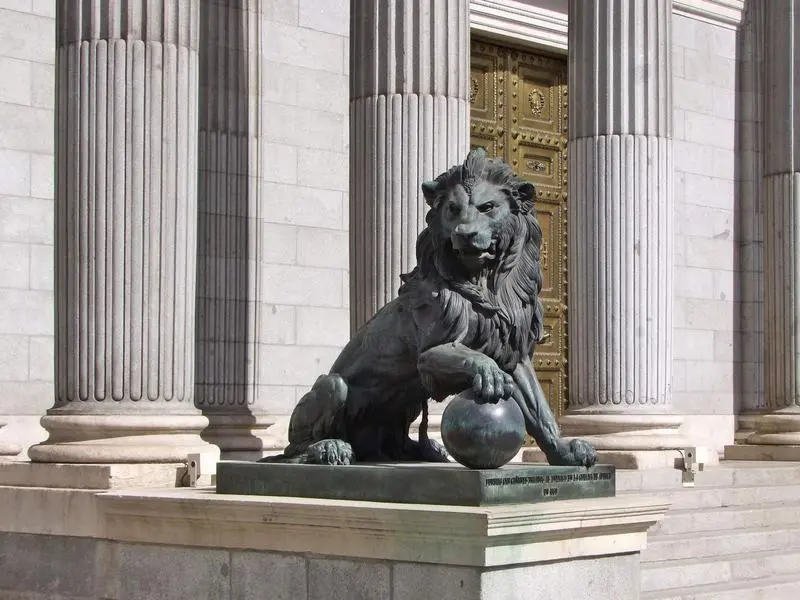 <p> Le&oacute;n en la puerta del Congreso de los Diputados - Archivo </p>