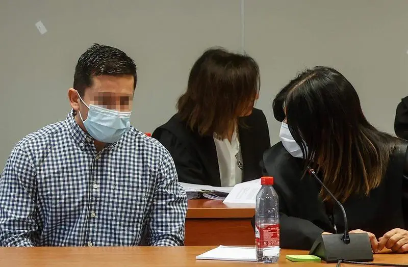 <p> El presunto asesino de Marta Calvo, conversa con su abogada - Rober Solsona - Europa Press </p>