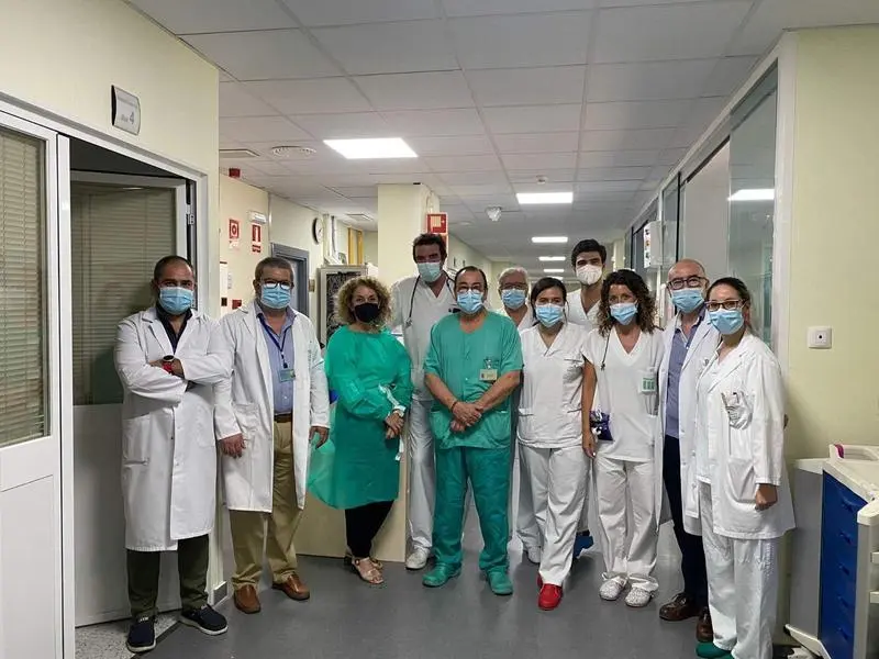 <p> Parte del equipo de ur&oacute;logos desplazado a este hospital desde el Hospital Universitario Reina Sof&iacute;a de C&oacute;rdoba, junto a un oftalm&oacute;logo de este mismo centro, y un equipo multidisciplinar m&eacute;dico-quir&uacute;rgico del hospital de Montilla. </p>