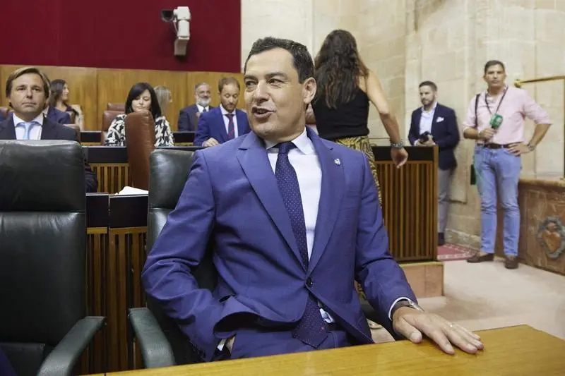 <p> El presidente en funciones de la Junta de Andaluc&iacute;a, Juanma Moreno, antes de la sesi&oacute;n constitutiva del Parlamento andaluz de la XII Legislatura en el Parlamento de Andaluc&iacute;a, a 14 de julio de 2022 en Sevilla (Andaluc&iacute;a, Espa&ntilde;a) - Joaquin Corchero - Europa Press </p>
