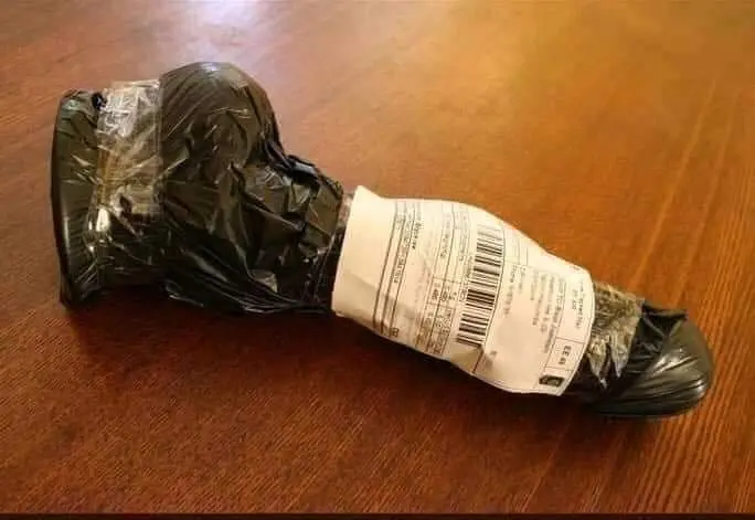 <p> El paquete envuelto con una forma sospechosa. Twitter AliExpress Espa&ntilde;a </p>