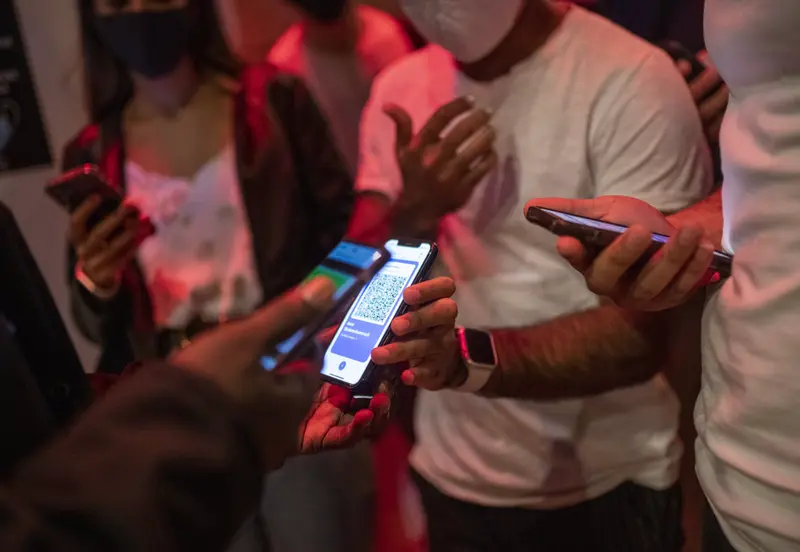 <p> Una persona muestra un c&oacute;digo QR para entrar a un local de ocio nocturno la misma noche en que entra en vigor la reapertura en interiores a medianoche, a 8 de octubre de 2021, en Barcelona, Catalu&ntilde;a (Espa&ntilde;a). - Lorena Sop&ecirc;na - Europa Press </p>