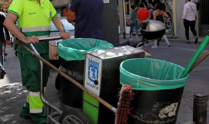 <p> Archivo - Un barrendero del Ayuntamiento de Madrid, empuja su carro de la limpieza mientras trabaja en una calle del centro de la ciudad. - Jes&uacute;s Hell&iacute;n - Europa Press - Archivo </p>