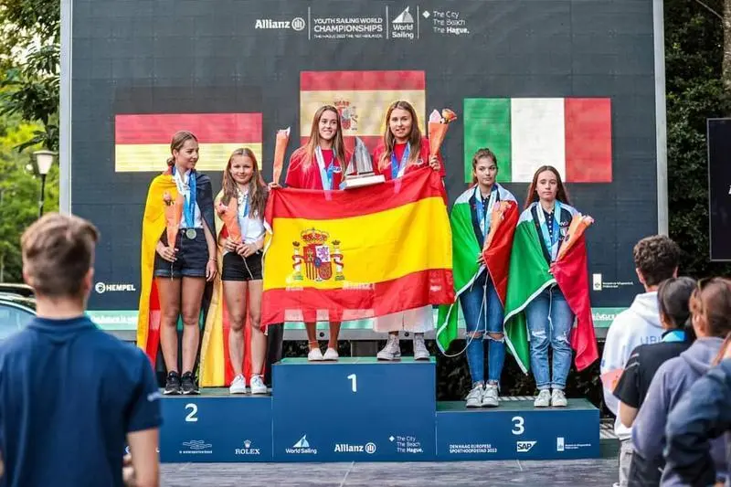 <p> Mar&iacute;a Perell&oacute; y Marta Cardona en el podio tras ganar el Mundial Juvenil de Vela. Twitter </p>