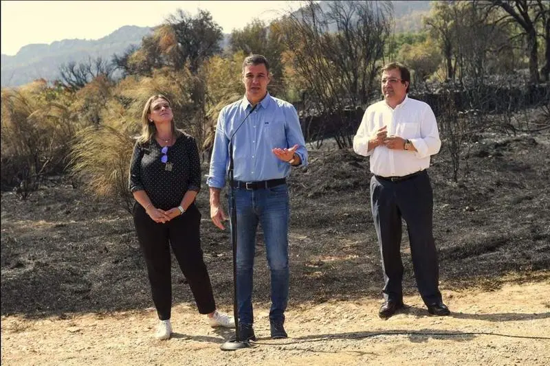 <p> Pedro S&aacute;nchez junto a la Delegada del Gobierno en Extremadura y el Presidente de la Junta de Extremadura </p>