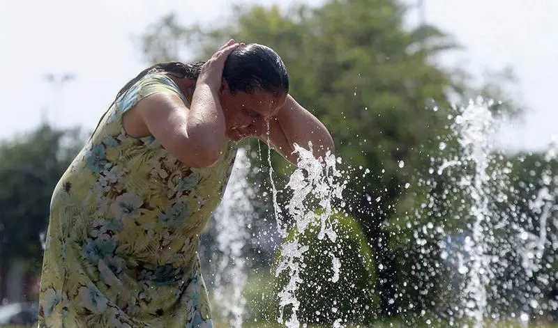 <p> Una mujer se refresca en una de las fuentes de la ciudad debido a las altas temperaturas que se registran en C&oacute;rdoba, dentro de la ola de calor que se registra en casi toda Espa&ntilde;a..- EFE/Salas </p>