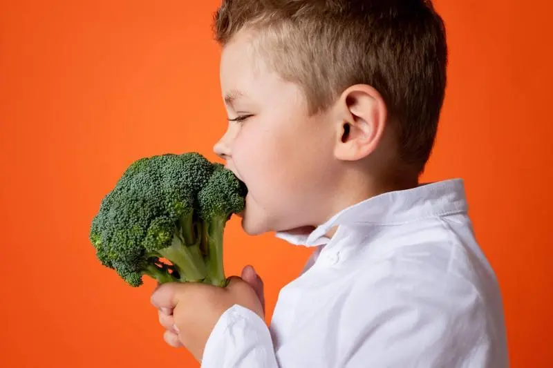 <p> Ni&ntilde;o comiendo br&oacute;coli. Fuente Pexels Cottonbro. </p>