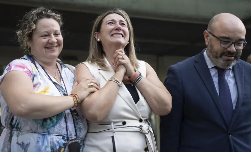 <p> La madre de Marta Calvo, Marisol Bur&oacute;n (c), junto a su abogada, Pilar Jov&eacute;. - Jorge Gil - Europa Press </p>
