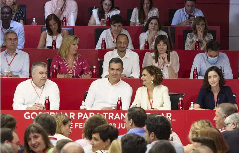 <p> (I-D) El secretario de Organizaci&oacute;n del partido socialista, Santos Cerd&aacute;n; el presidente del Gobierno, Pedro S&aacute;nchez; la ministra de Hacienda y Funci&oacute;n P&uacute;blica, Mar&iacute;a Jes&uacute;s Montero. - Jes&uacute;s Hell&iacute;n - Europa Press </p>