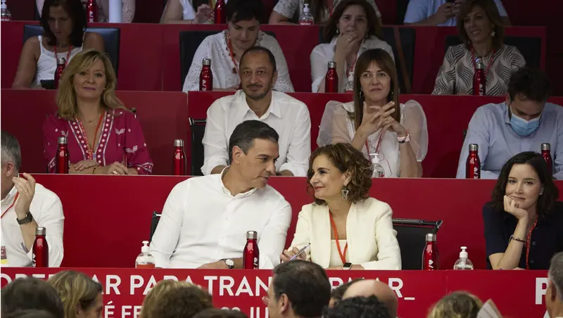 <p> El presidente del Gobierno, Pedro S&aacute;nchez; y la ministra de Hacienda y Funci&oacute;n P&uacute;blica, Mar&iacute;a Jes&uacute;s Montero (2d); hablan durante un Comit&eacute; Federal del PSOE en la sede del partido, a 23 de julio de 2022, en Madrid (Espa&ntilde;a). El Partido Socialista se ha reun - Jes&uacute;s Hell&iacute;n - Europa Press </p>