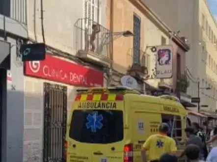 <p> Ni&ntilde;o de 3 a&ntilde;os rescatado de un balc&oacute;n en Badalona, Barcelona. </p>