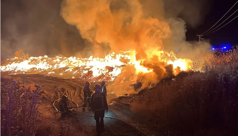 <p> Bomberos de 112 Comunidad de Madrid sofocan un incendio en Guadalix de la Sierra, Madrid. - 112 COMUNIDAD DE MADRID </p>