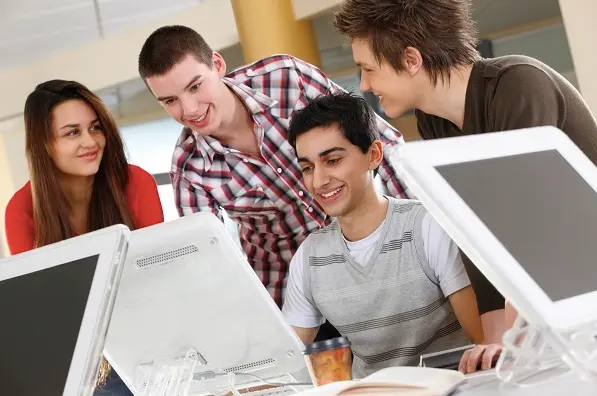 <p> J&oacute;venes frente a ordenadores. ARCHIVO </p>