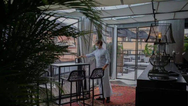 <p> Un camarero limpia en un restaurante. ARCHIVO </p>