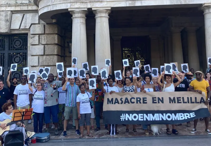 <p> Concentraci&oacute;n en la plaza del Ayuntamiento de Val&egrave;ncia contra la "matanza" de Melilla - EUROPA PRESS </p>