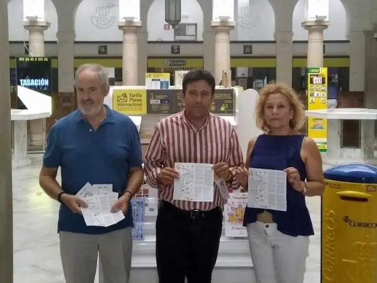 <p> Juan Ramos, presidente de la Asociaci&oacute;n de Amigos del Camino de Santiago junto a Juan Carlos Aguilera, director de la oficina principal de Correos de Sevilla y Pilar Gim&eacute;nez, representante de la Asociaci&oacute;n de los Caminos de la V&iacute;a de la Plata y responsable del albergue Luz del Camino de Sevilla. </p>