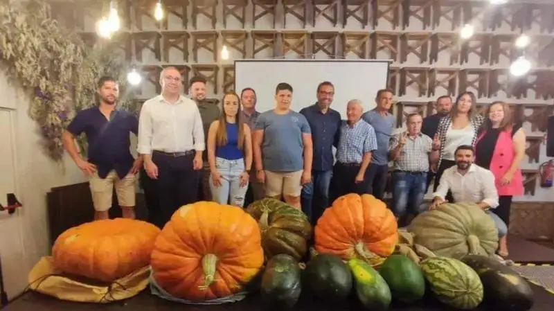 <p> Una calabaza de 112,5 kilos y una sand&iacute;a de 28,5, primeros premios en el concurso de Los Palacios (Sevilla)<br><br><br>El alcalde (segundo por la izquierda) y los premiados en el concurso de uvas, sand&iacute;as y calabazas de Los Palacios, con los ejemplares que han sido reconocidos en las diferentes categor&iacute;as. - AYTO.LOS PALACIOS </p>
