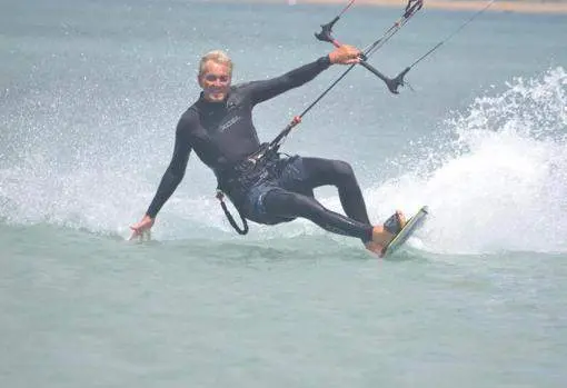 <p> Klaus Fietz, el alem&aacute;n de 80 a&ntilde;os que hace kitesurf </p>