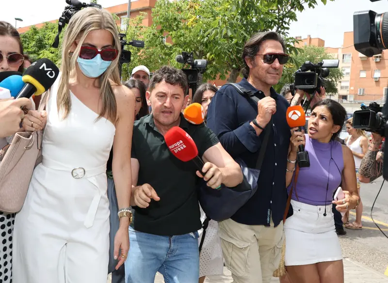 <p> Arancha Palomino y Luis Lorenzo a la salida del juzgado. - Antonio Guti&eacute;rrez - Europa Press </p>