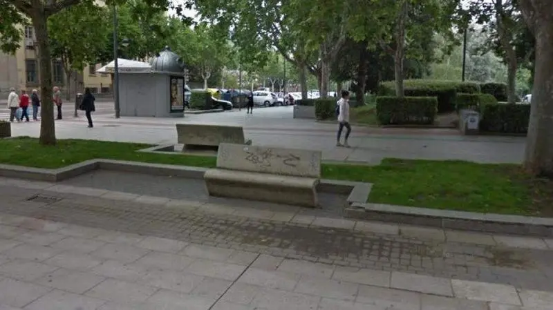 <p> Bancos del paseo peatonal de la Plaza de la Marina. Google Maps </p>