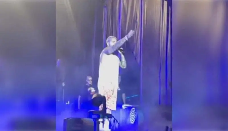 <p> Maluma, en el momento de echar de su concierto a dos mujeres. </p>