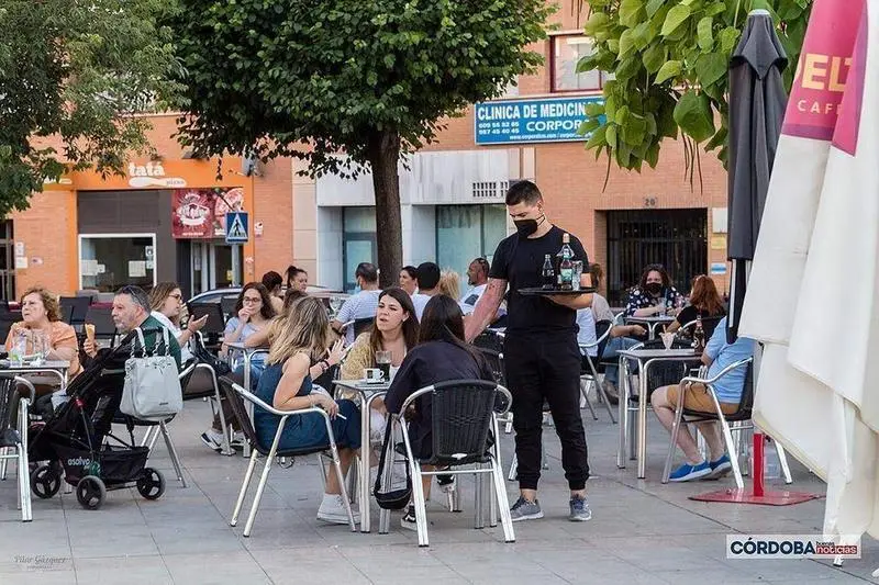 <p> Camarero atendiendo una mesa en una terraza / Pilar Gázquez. </p>