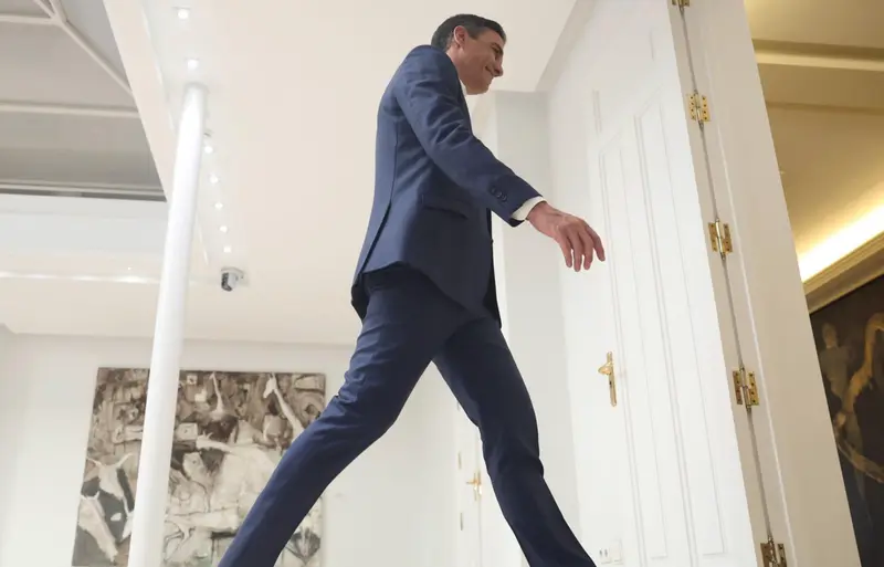 <p> El presidente del Gobierno, Pedro S&aacute;nchez, a su salida del Complejo de La Moncloa, tras presentar el primer informe de rendici&oacute;n de cuentas 2022 del Gobierno de Espa&ntilde;a, a 29 de julio de 2022, en Madrid (Espa&ntilde;a). - Eduardo Parra - Europa Press </p>