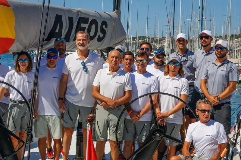 <p> El rey Felipe VI junto con la tripulaci&oacute;n del 'Aifos500', este lunes. - NICO MART&Iacute;NEZ/COPA DEL REY MAPFRE </p>