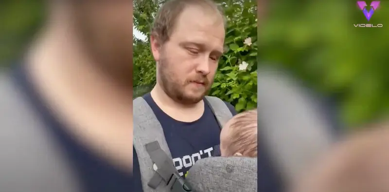 <p> Padre ciego pasea a su hijo con su perro gu&iacute;a. </p>