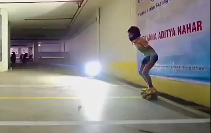 <p> Deshna instantes antes de cruzar la fila de coches </p>