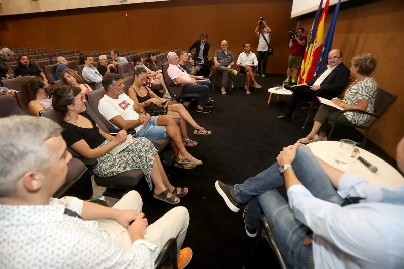 <p> El ministro de Cultura y Deporte, Miquel Iceta y la delegada del Gobierno en las Islas Baleares, Aina Calvo, durante la reuni&oacute;n con representantes del sector cultural de Baleares </p>