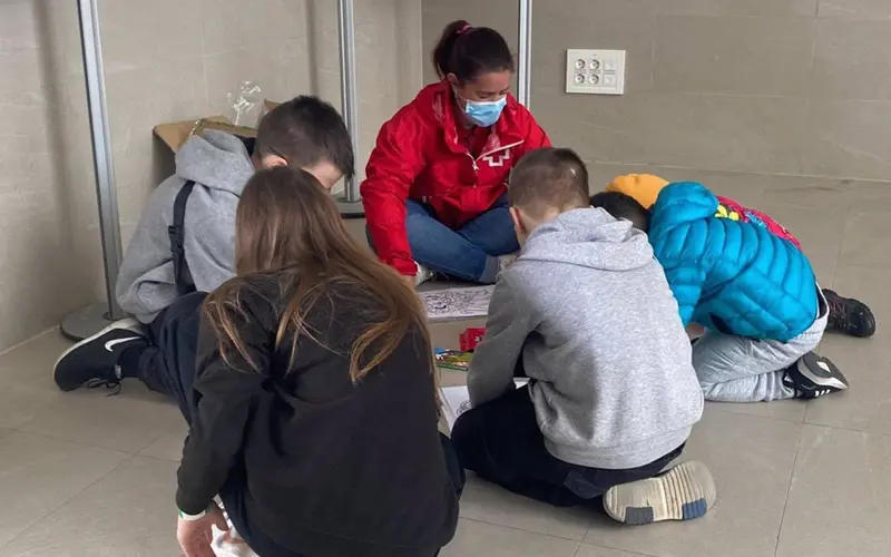 <p> Archivo - Una voluntaria de Cruz Roja con ni&ntilde;os de Ucrania. - CRUZ ROJA - Archivo </p>