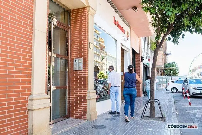 <p> Hombre observando un escaparate / Pilar Gázquez. </p>