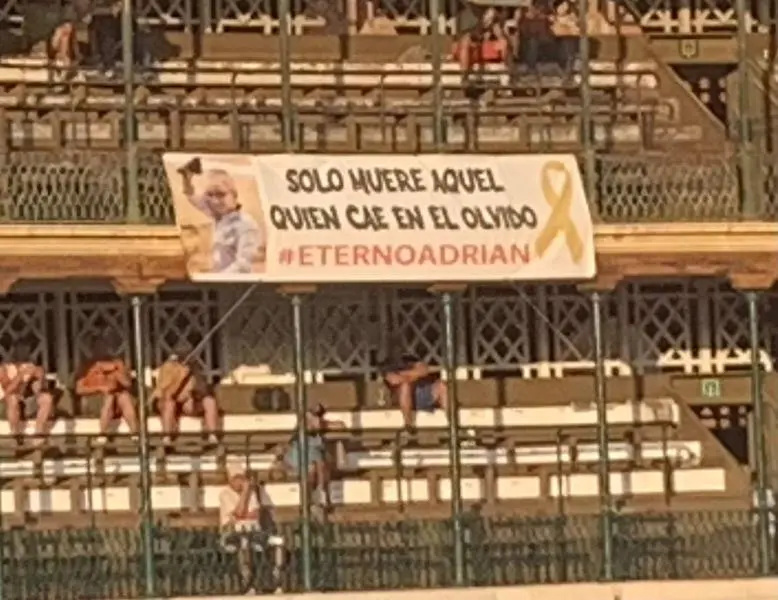 <p> Cartel en una Plaza de Toros en homenaje a Adri&aacute;n, el ni&ntilde;o con c&aacute;ncer que quer&iacute;a ser torero. Fuente: @grouchom4rx </p>